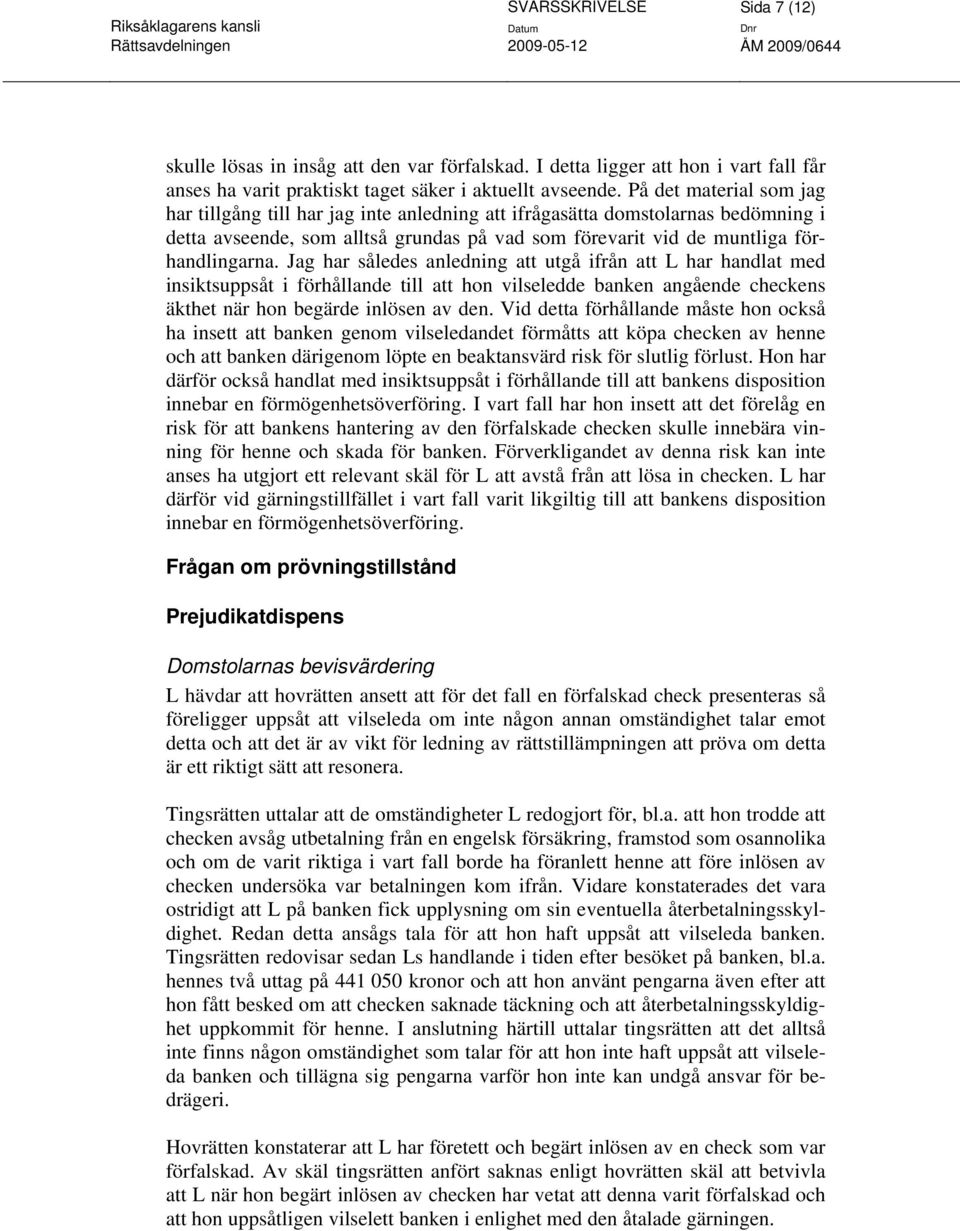 Jag har således anledning att utgå ifrån att L har handlat med insiktsuppsåt i förhållande till att hon vilseledde banken angående checkens äkthet när hon begärde inlösen av den.