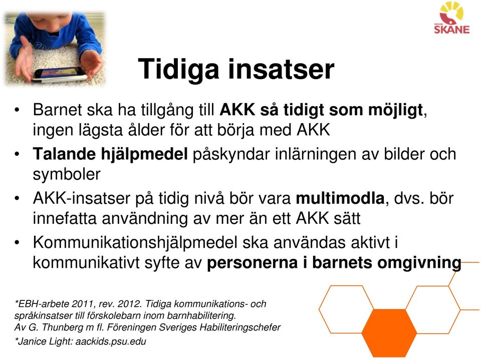 bör innefatta användning av mer än ett AKK sätt Kommunikationshjälpmedel ska användas aktivt i kommunikativt syfte av personerna i barnets