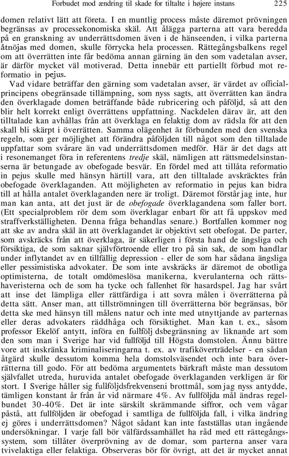 Rättegångsbalkens regel om att överrätten inte får bedöma annan gärning än den som vadetalan avser, är därför mycket väl motiverad. Detta innebär ett partiellt förbud mot reformatio in pejus.