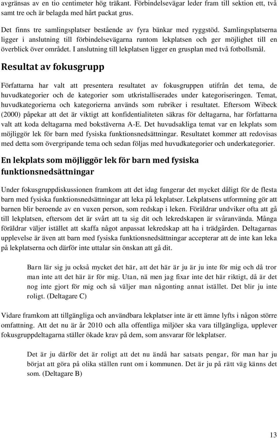 I anslutning till lekplatsen ligger en grusplan med två fotbollsmål.