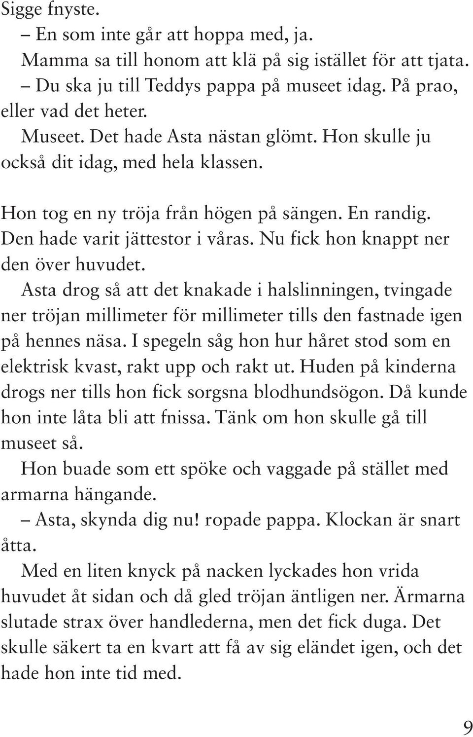 Nu fick hon knappt ner den över huvudet. Asta drog så att det knakade i halslinningen, tvingade ner tröjan millimeter för millimeter tills den fastnade igen på hennes näsa.