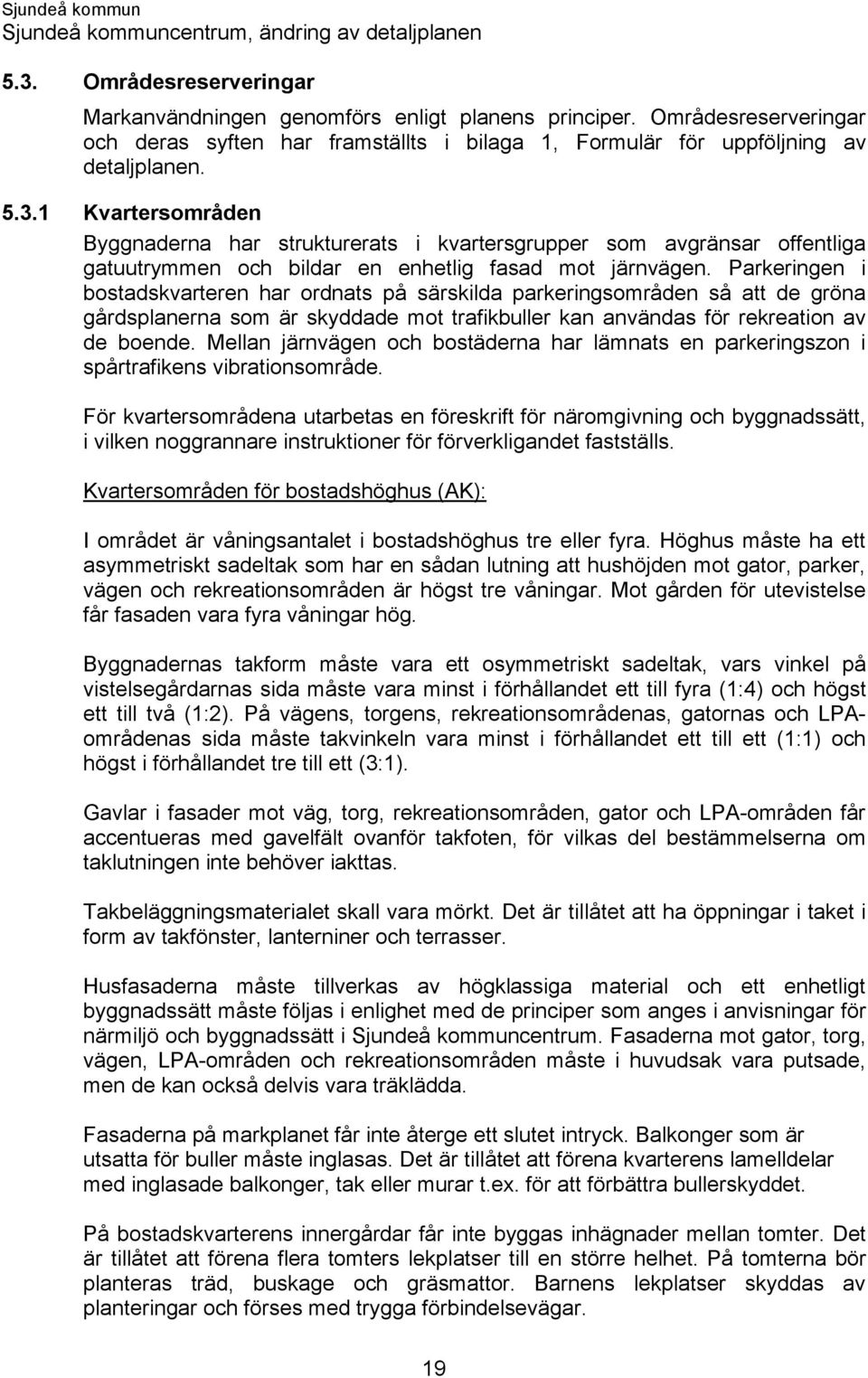 Mellan järnvägen och bostäderna har lämnats en parkeringszon i spårtrafikens vibrationsområde.