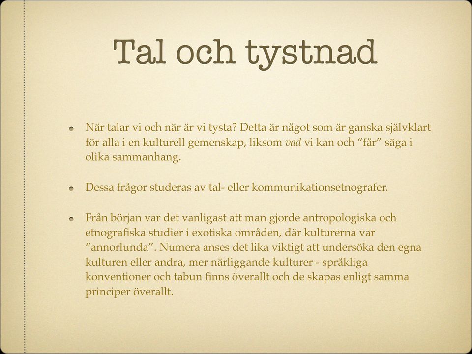 Dessa frågor studeras av tal- eller kommunikationsetnografer.
