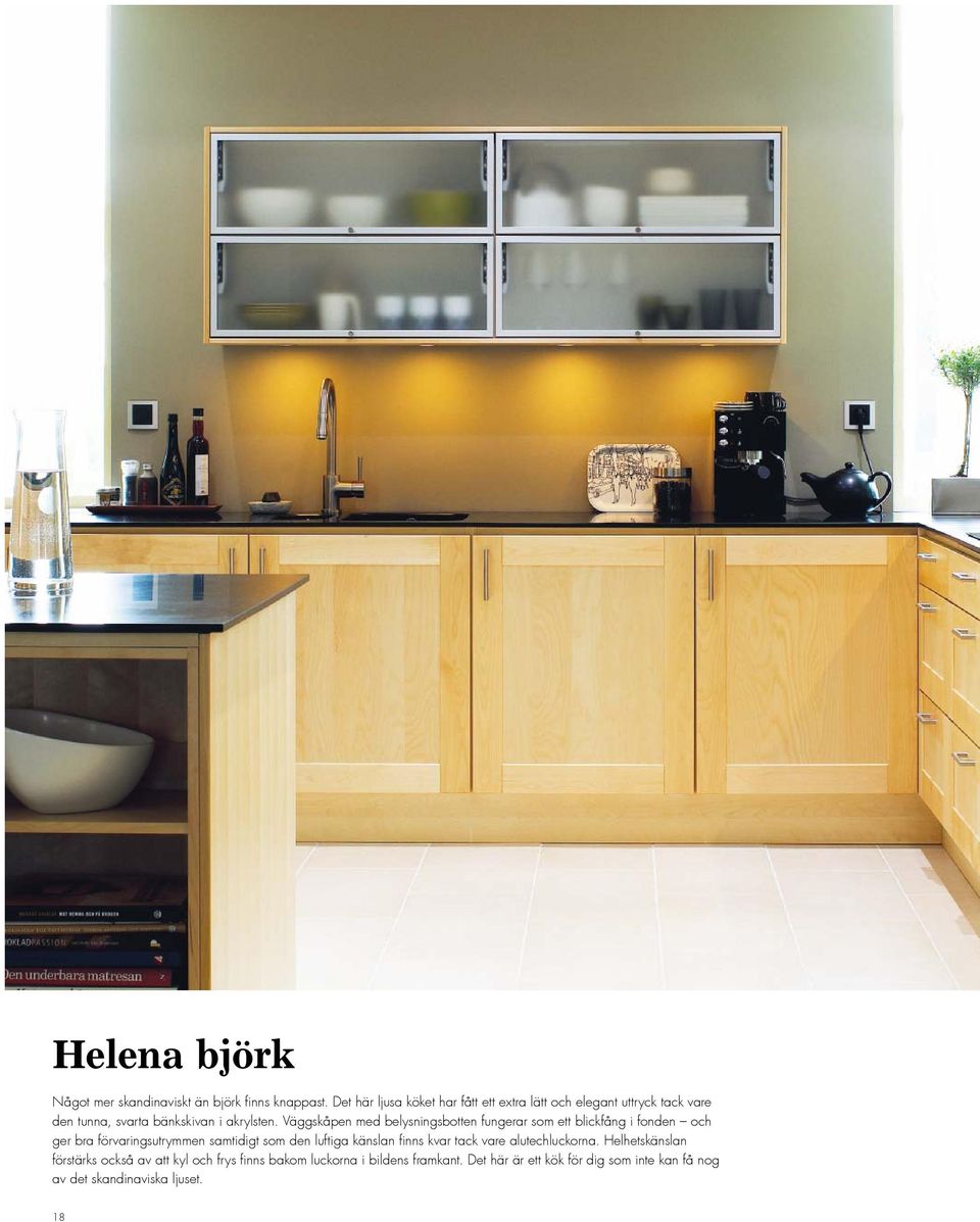 Väggskåpen med belysningsbotten fungerar som ett blickfång i fonden och ger bra förvaringsutrymmen samtidigt som den luftiga