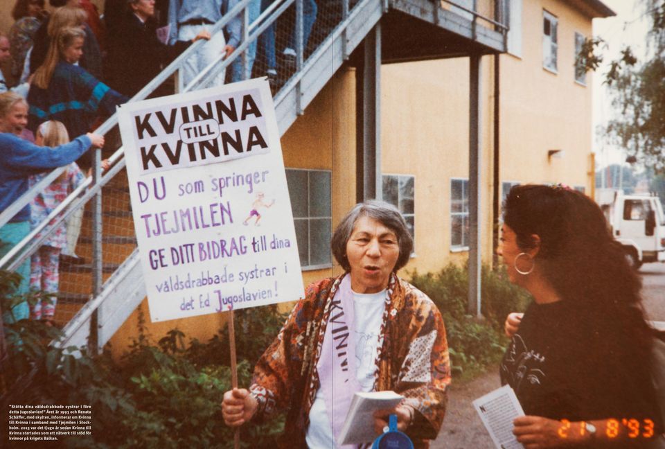 Året är 1993 och Renata Schäffer, med skylten, informerar om Kvinna till Kvinna i