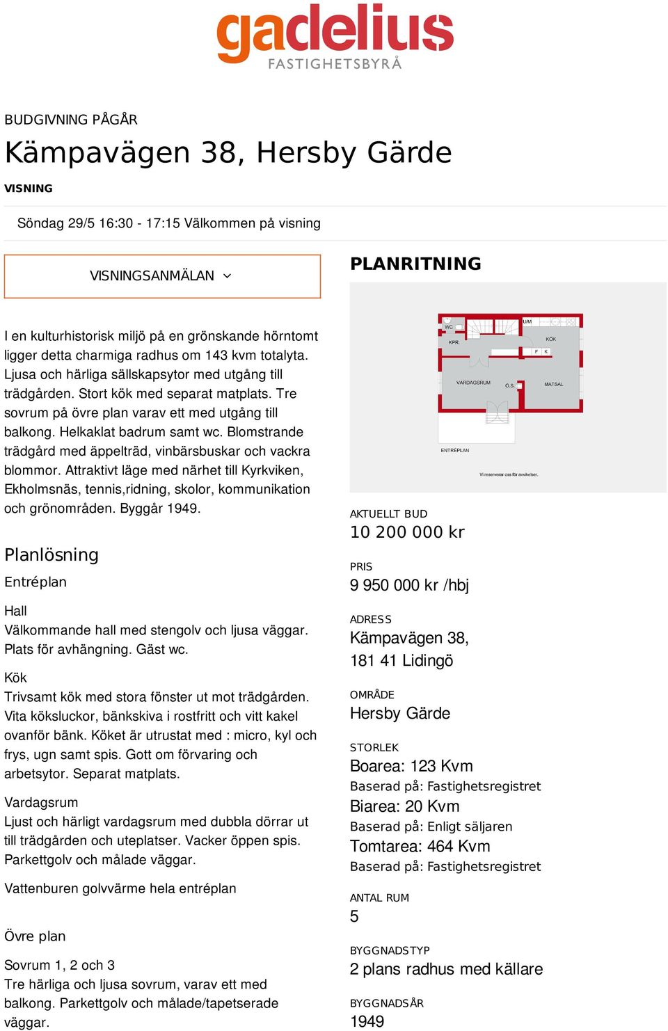 Helkaklat badrum samt wc. Blomstrande trädgård med äppelträd, vinbärsbuskar och vackra blommor.