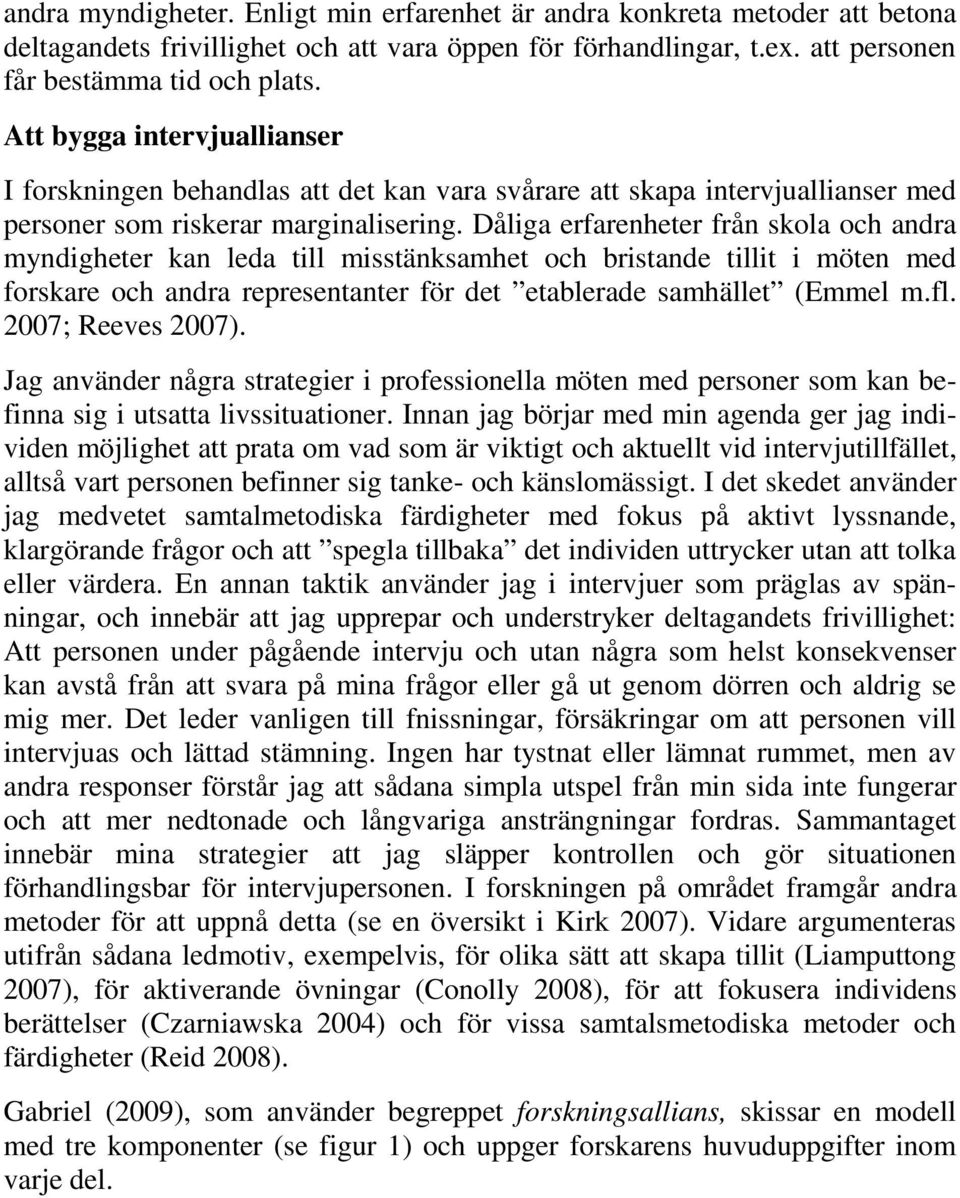 Dåliga erfarenheter från skola och andra myndigheter kan leda till misstänksamhet och bristande tillit i möten med forskare och andra representanter för det etablerade samhället (Emmel m.fl.