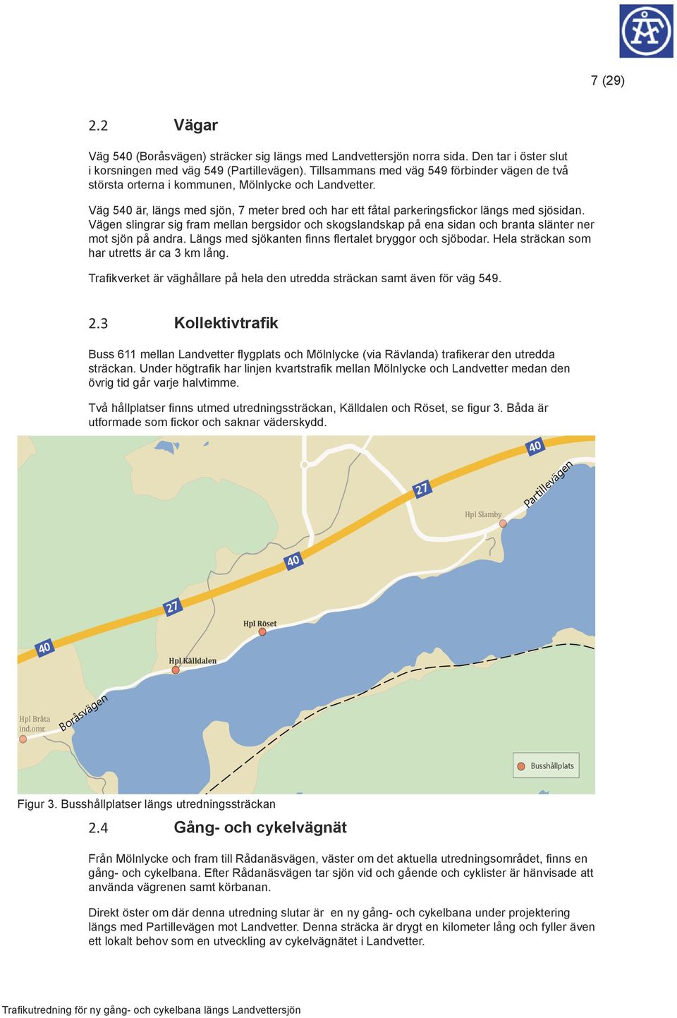 Vägen slingrar sig fram mellan bergsidor och skogslandskap på ena sidan och branta slänter ner mot sjön på andra. Längs med sjökanten finns flertalet bryggor och sjöbodar.