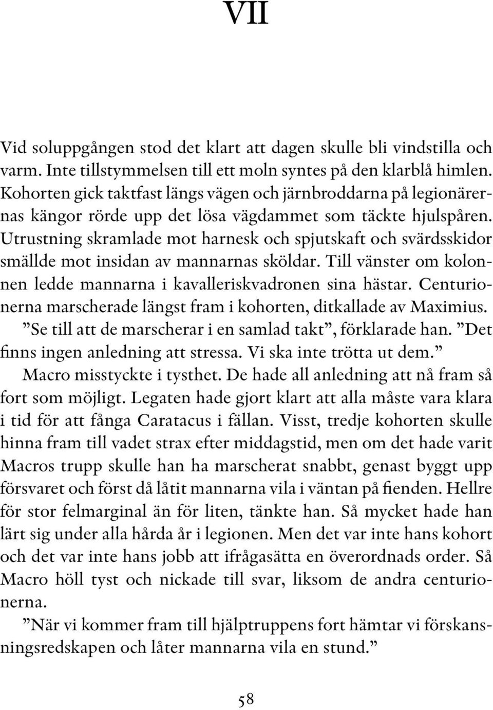 Utrustning skramlade mot harnesk och spjutskaft och svärdsskidor smällde mot insidan av mannarnas sköldar. Till vänster om kolonnen ledde mannarna i kavalleriskvadronen sina hästar.