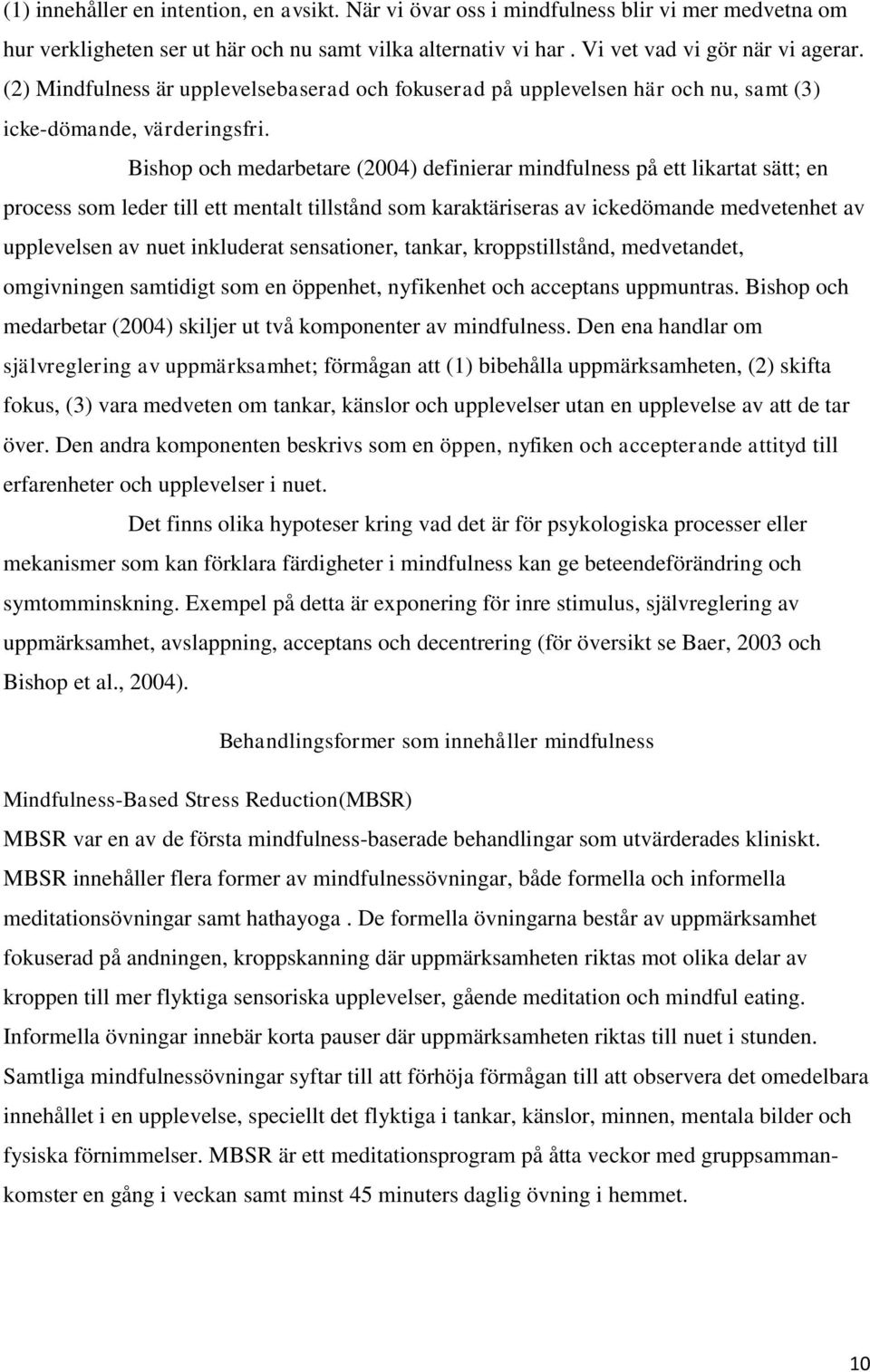 Bishop och medarbetare (2004) definierar mindfulness på ett likartat sätt; en process som leder till ett mentalt tillstånd som karaktäriseras av ickedömande medvetenhet av upplevelsen av nuet