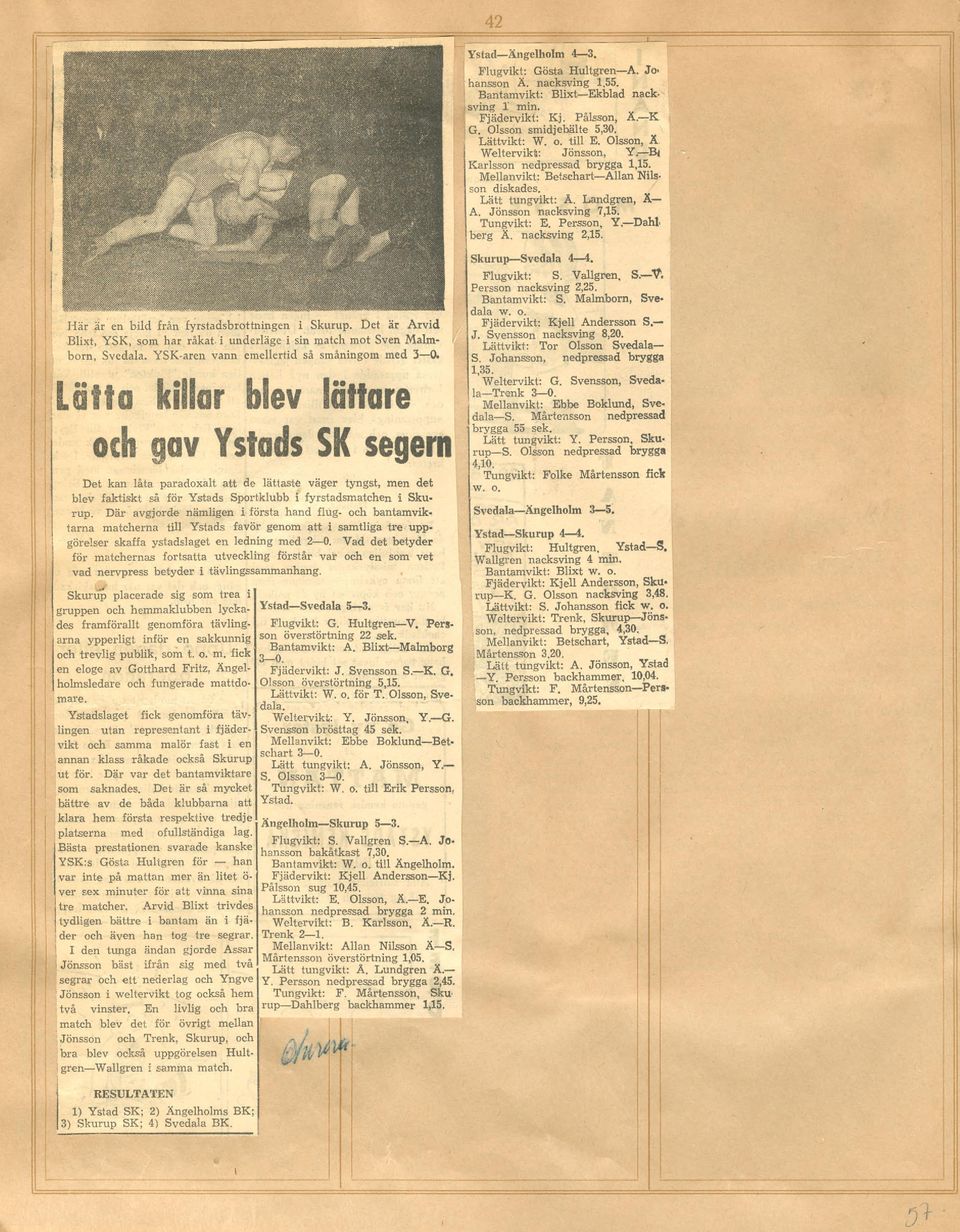 berg Ä. nacksving 2,15. Ii i Här är fyrstadsbrottningen i Skurup. Det är Arvid Bixt, YSK, som har råkat. i underäge i sin )atch mot Sven Mambom, Svedaa. YSK-aren vann emeertid så småningom med 3-0.