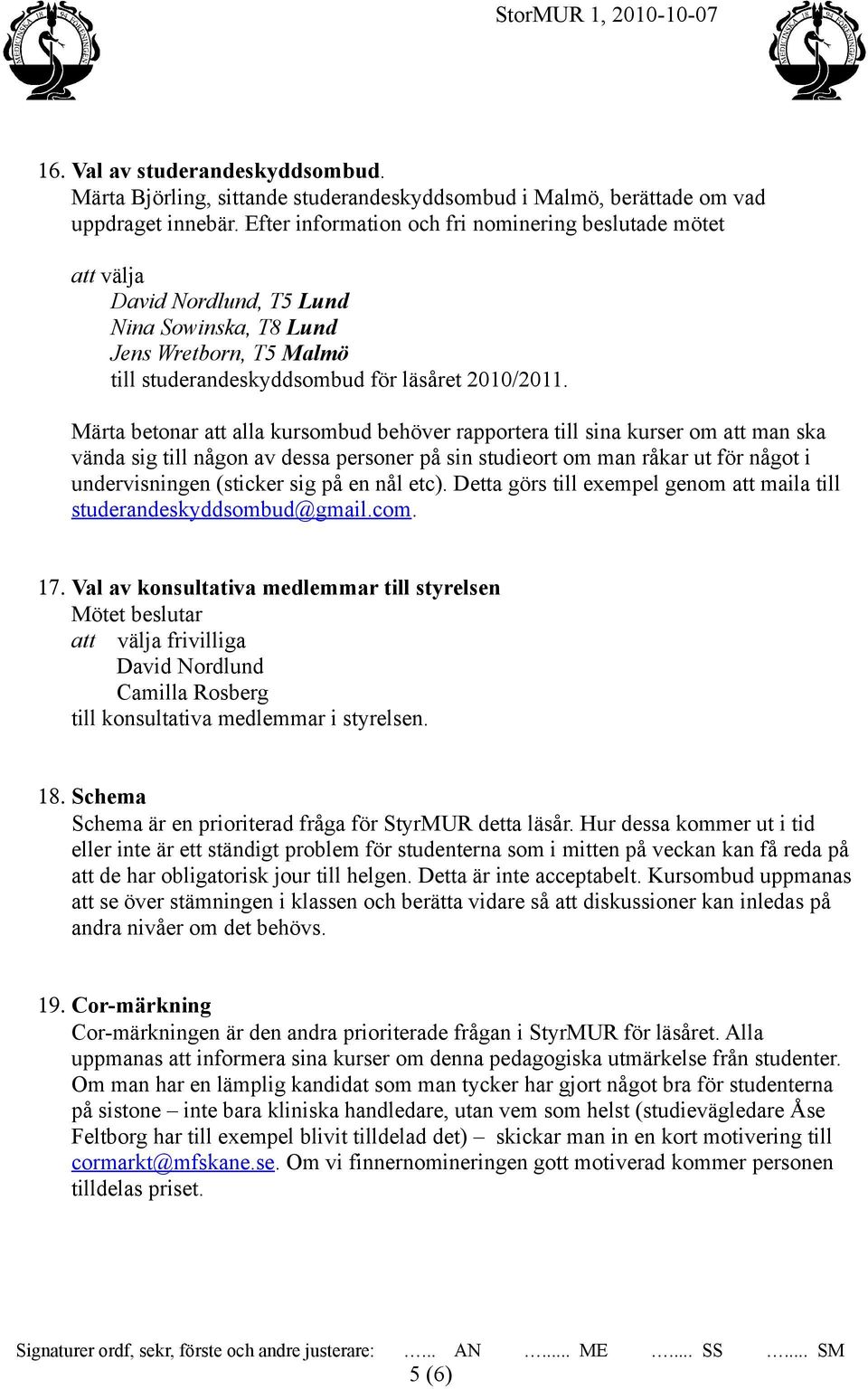 Märta betonar att alla kursombud behöver rapportera till sina kurser om att man ska vända sig till någon av dessa personer på sin studieort om man råkar ut för något i undervisningen (sticker sig på