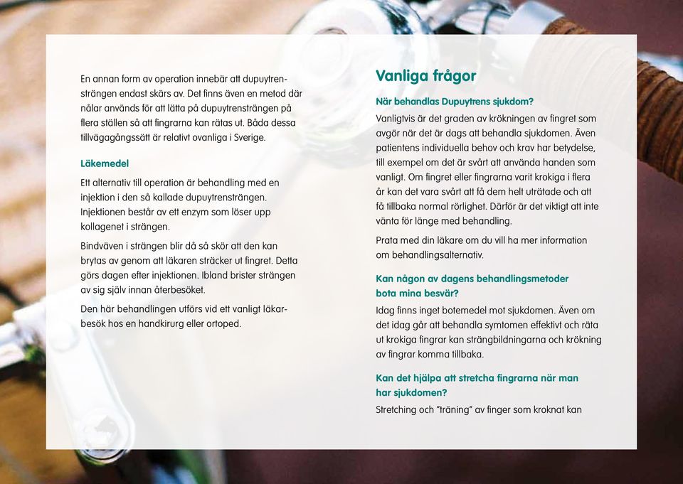 Injektionen består av ett enzym som löser upp kollagenet i strängen. Bindväven i strängen blir då så skör att den kan brytas av genom att läkaren sträcker ut fingret.