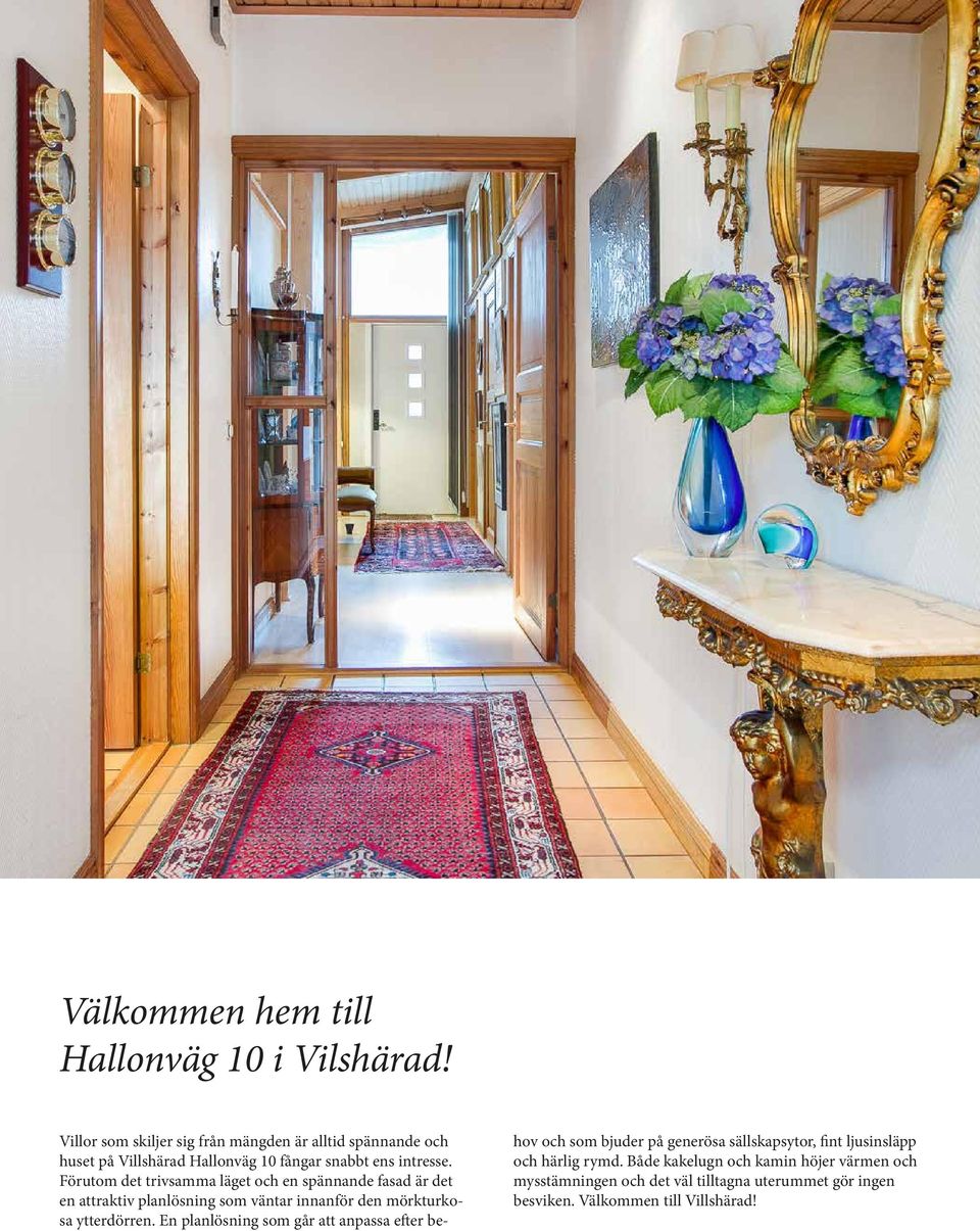 Förutom det trivsamma läget och en spännande fasad är det en attraktiv planlösning som väntar innanför den mörkturkosa ytterdörren.