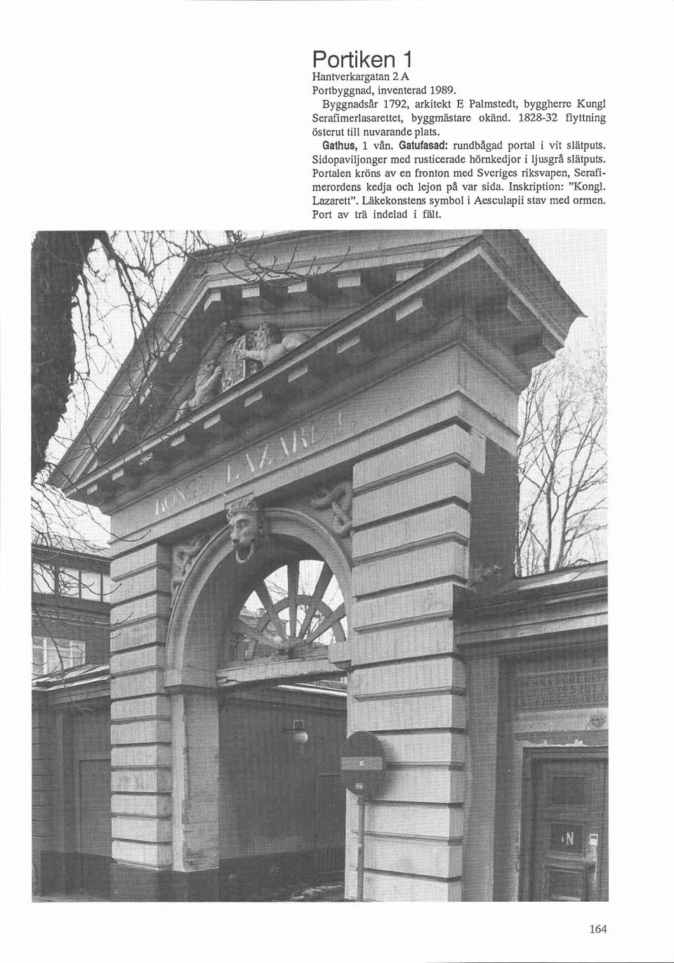 1828-32 flyttning österut till nuvarande plats. Gathus, 1 van. Gatufasad: rundbagad portal i vit slätputs.