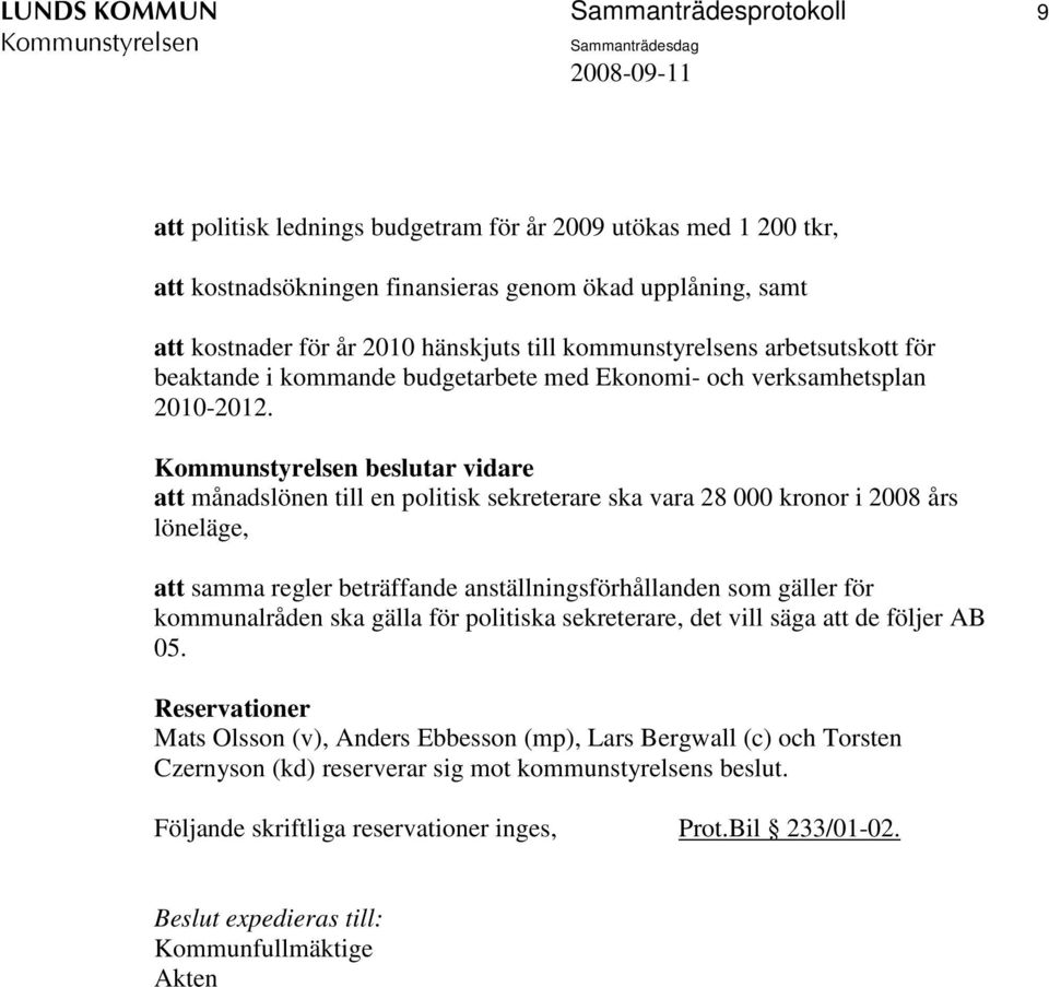 beslutar vidare att månadslönen till en politisk sekreterare ska vara 28 000 kronor i 2008 års löneläge, att samma regler beträffande anställningsförhållanden som gäller för kommunalråden ska gälla