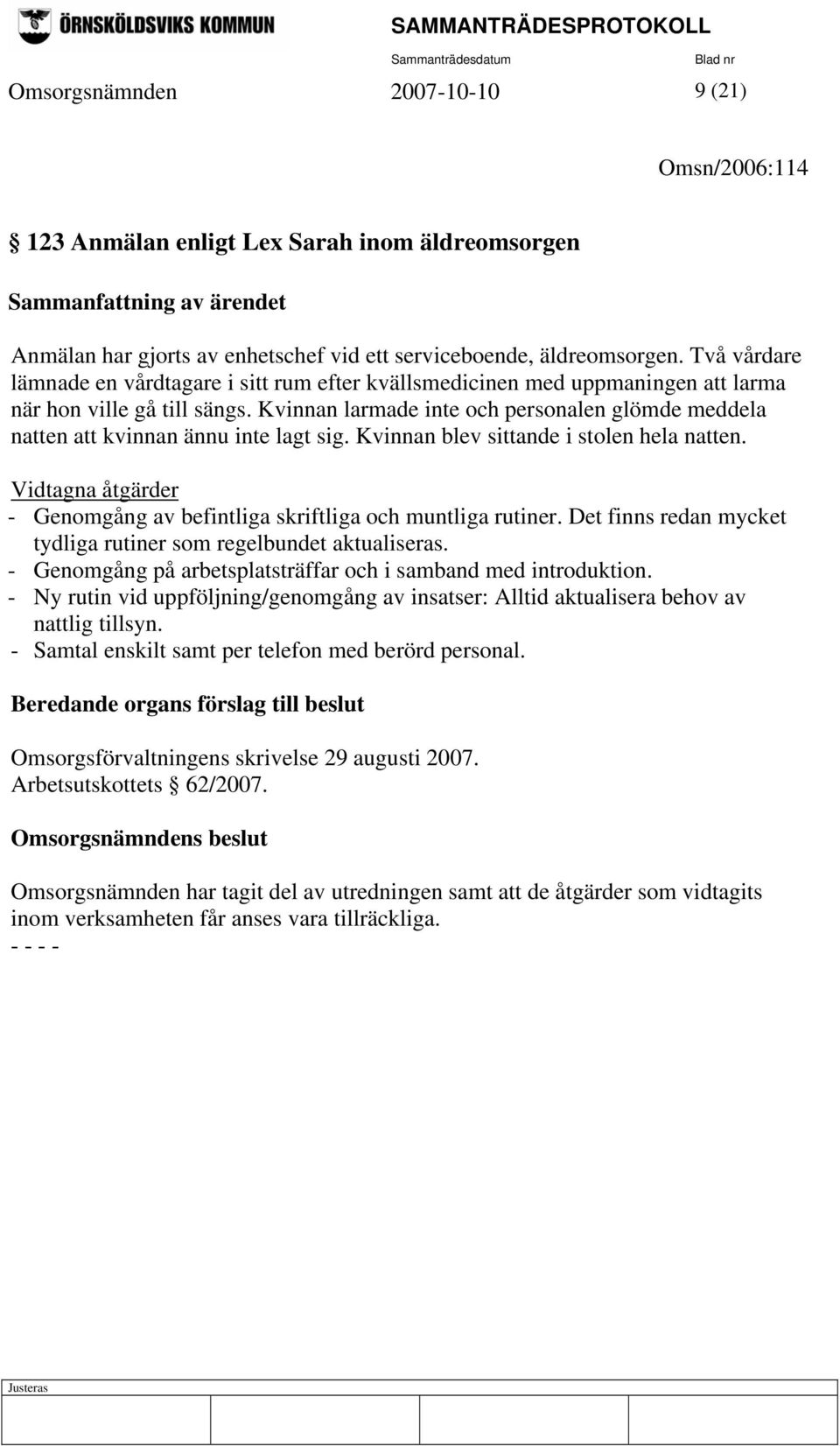 Kvinnan larmade inte och personalen glömde meddela natten att kvinnan ännu inte lagt sig. Kvinnan blev sittande i stolen hela natten.