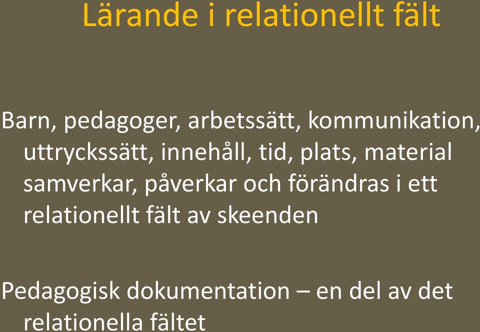 samverkar, påverkar och förändras i ett relationellt fält av