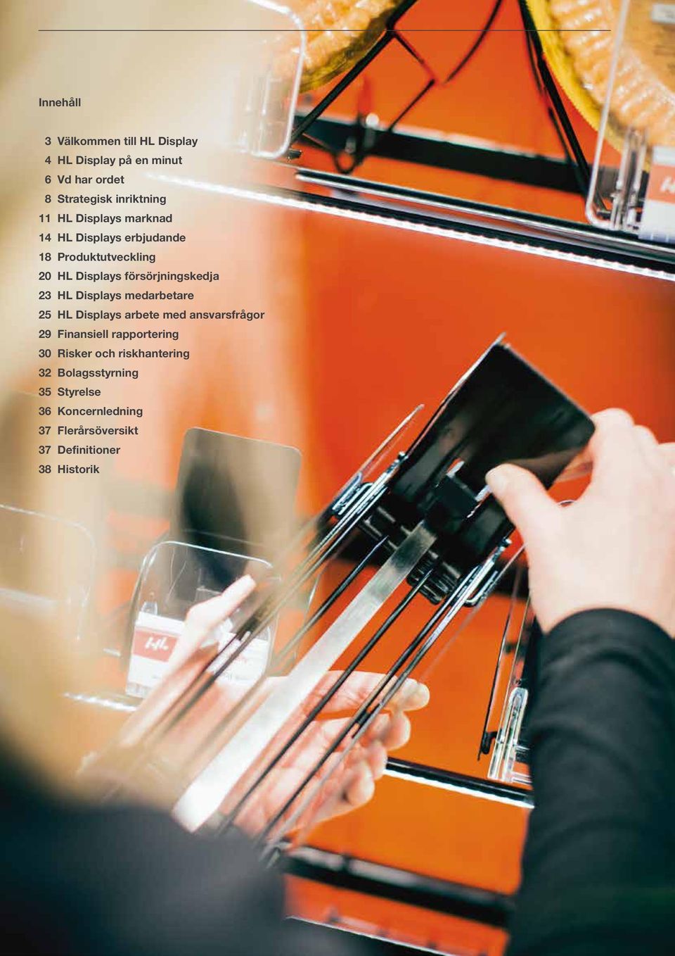 Displays medarbetare 25 HL Displays arbete med ansvarsfrågor 29 Finansiell rapportering 30 Risker och