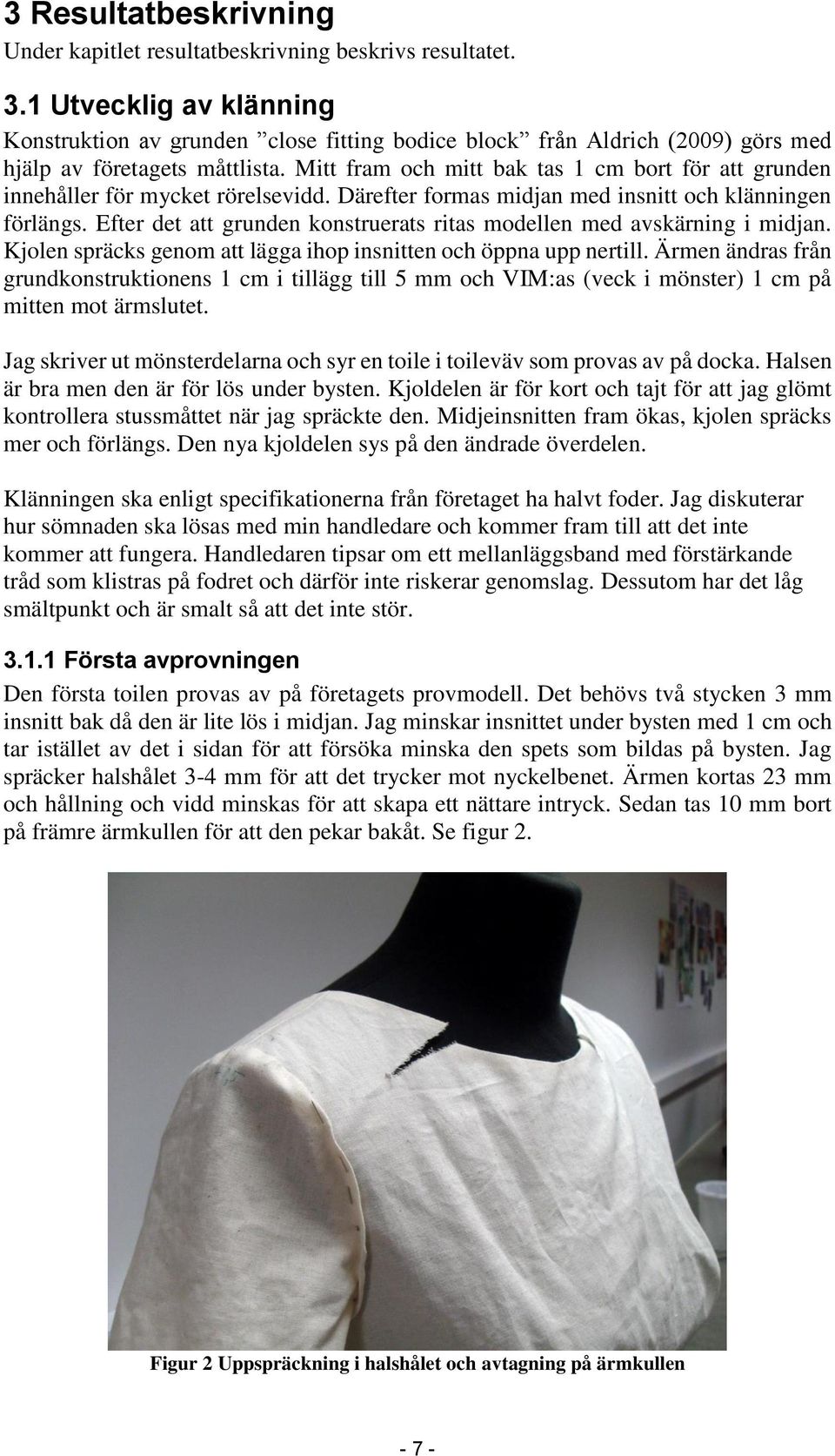 Mitt fram och mitt bak tas 1 cm bort för att grunden innehåller för mycket rörelsevidd. Därefter formas midjan med insnitt och klänningen förlängs.