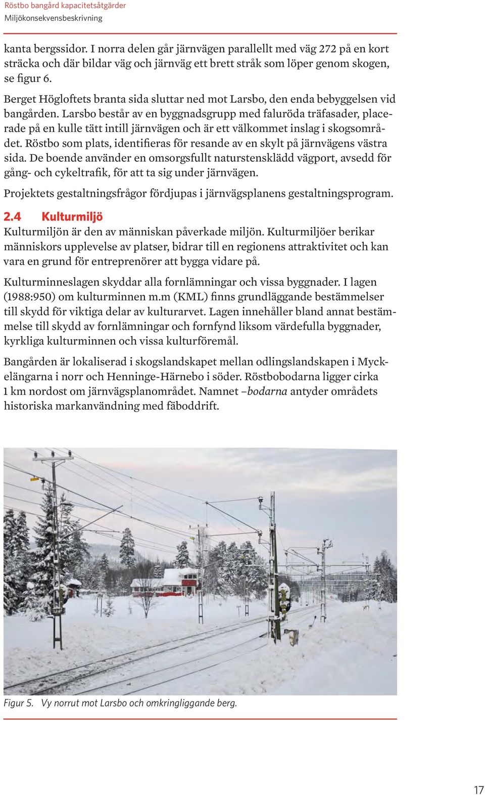 Berget Högloftets branta sida sluttar ned mot Larsbo, den enda bebyggelsen vid bangården.