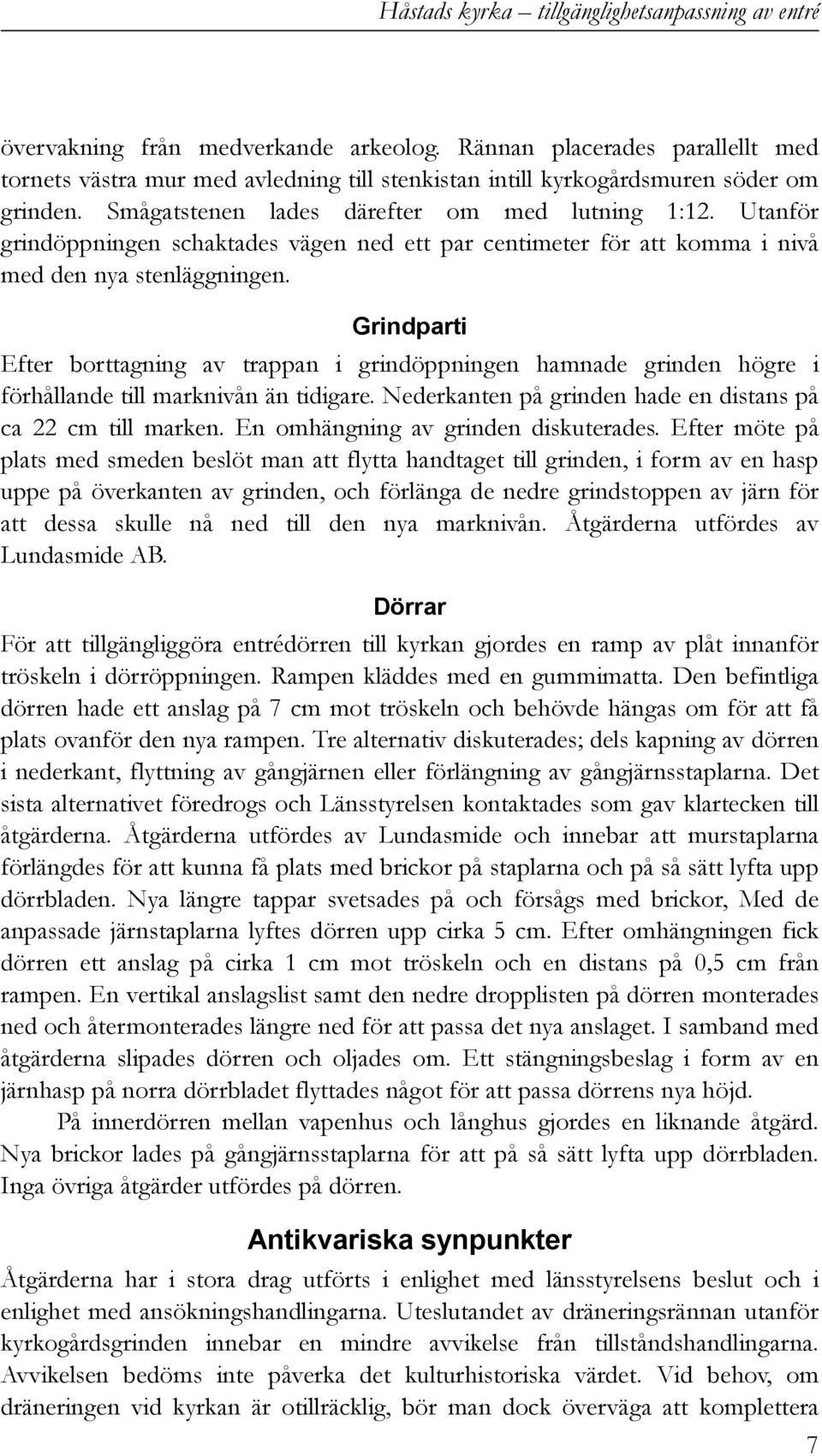 Utanför grindöppningen schaktades vägen ned ett par centimeter för att komma i nivå med den nya stenläggningen.