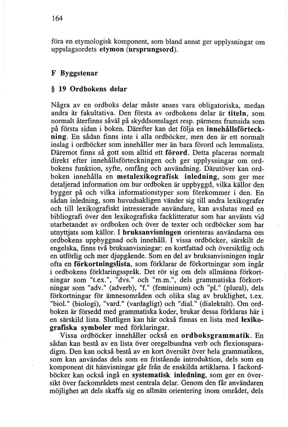 Den första av ordbokens delar är titeln, som normalt återfinns såväl på skyddsomslaget resp. pärmens framsida som på första sidan i boken. Därefter kan det följa en innehållsförteckning.