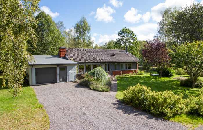 djurhållning. Huset är ljust funktionellt, bara att flytta in!