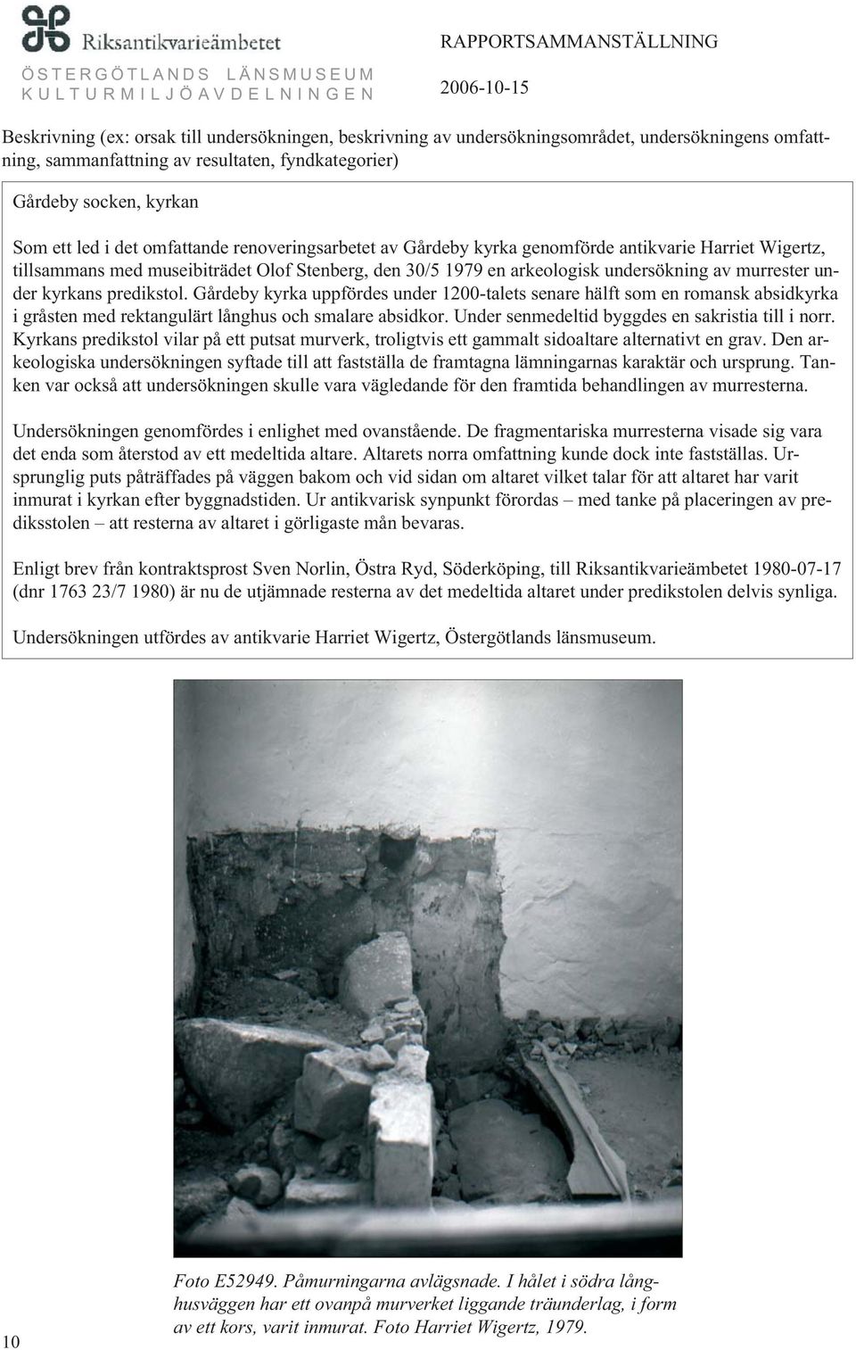 predikstol. Gårdeby kyrka uppfördes under 1200-talets senare hälft som en romansk absidkyrka i gråsten med rektangulärt långhus och smalare absidkor.