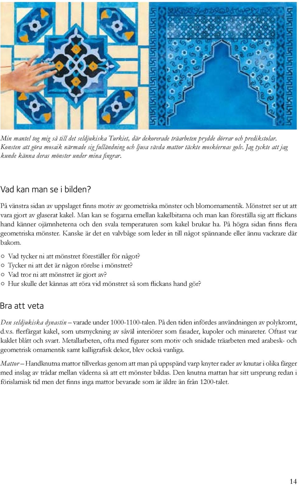 På vänstra sidan av uppslaget finns motiv av geometriska mönster och blomornamentik. Mönstret ser ut att vara gjort av glaserat kakel.
