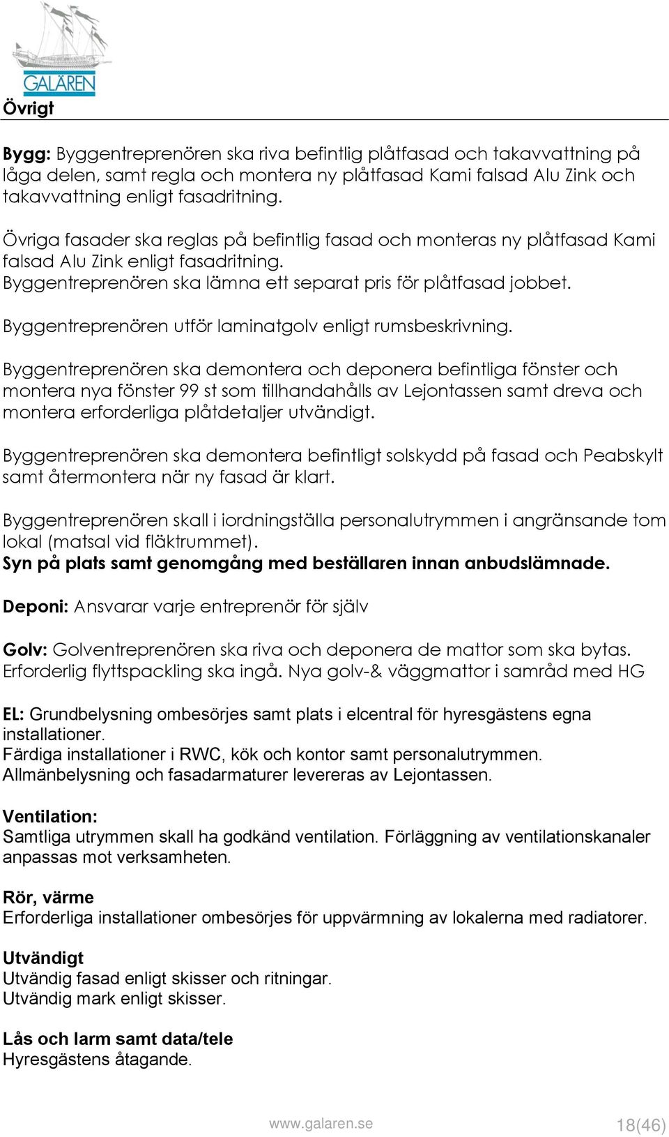 Byggentreprenören utför laminatgolv enligt rumsbeskrivning.