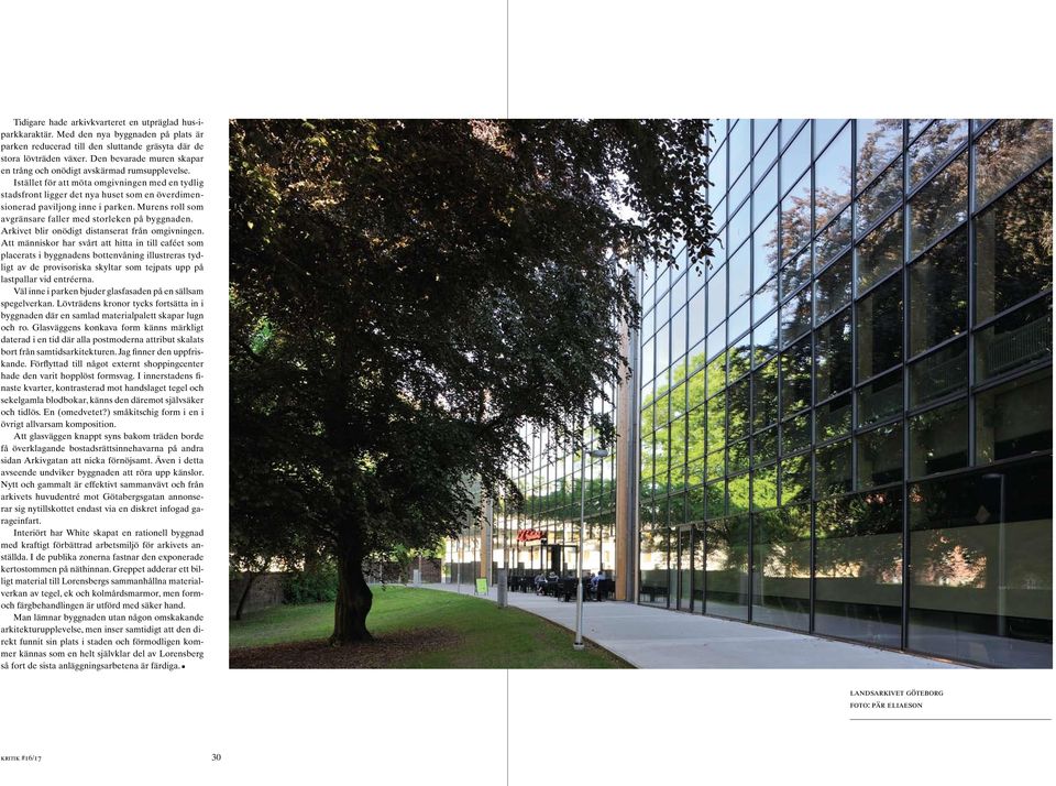 Istället för att möta omgivningen med en tydlig stadsfront ligger det nya huset som en överdimensionerad paviljong inne i parken. Murens roll som avgränsare faller med storleken på byggnaden.