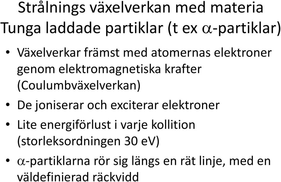 (Coulumbväxelverkan) De joniserar och exciterar elektroner Lite energiförlust i varje