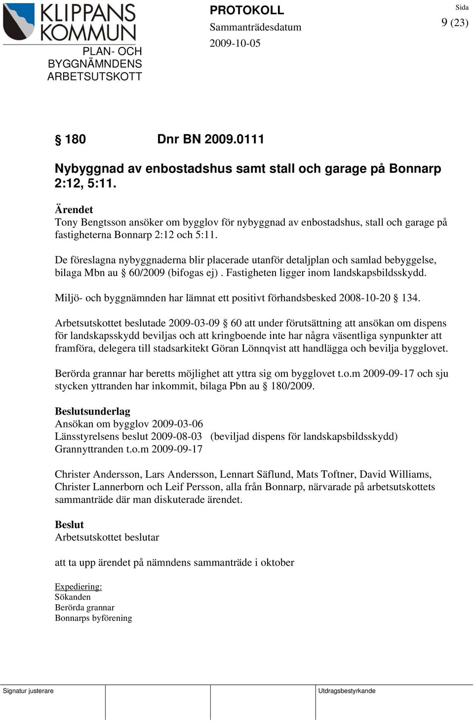 De föreslagna nybyggnaderna blir placerade utanför detaljplan och samlad bebyggelse, bilaga Mbn au 60/2009 (bifogas ej). Fastigheten ligger inom landskapsbildsskydd.