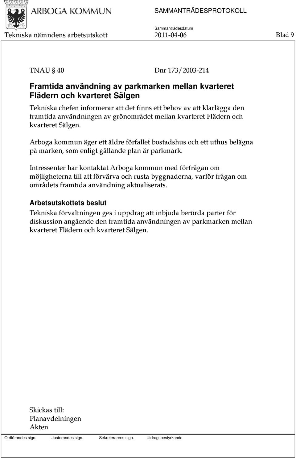 Arboga kommun äger ett äldre förfallet bostadshus och ett uthus belägna på marken, som enligt gällande plan är parkmark.