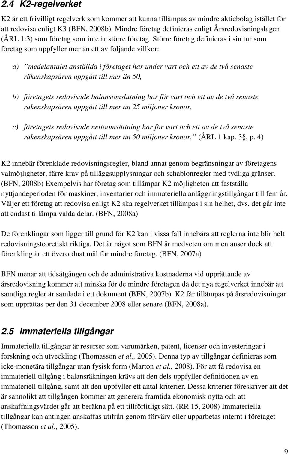 Större företag definieras i sin tur som företag som uppfyller mer än ett av följande villkor: a) medelantalet anställda i företaget har under vart och ett av de två senaste räkenskapsåren uppgått