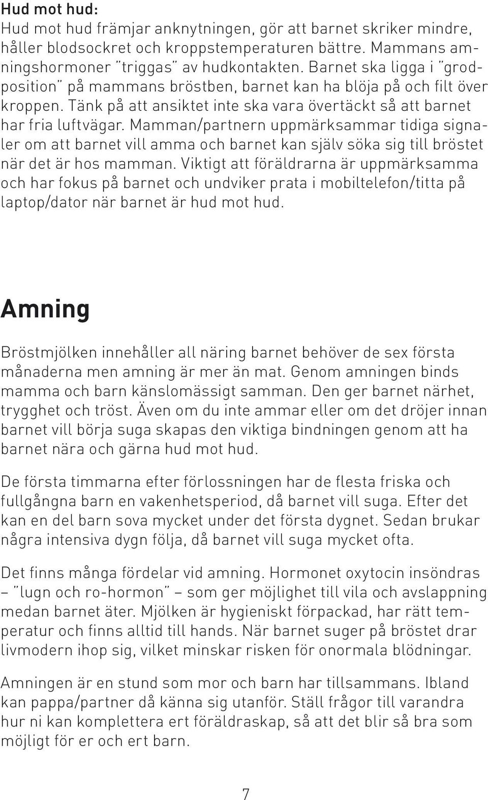 Mamman/partnern uppmärksammar tidiga signaler om att barnet vill amma och barnet kan själv söka sig till bröstet när det är hos mamman.