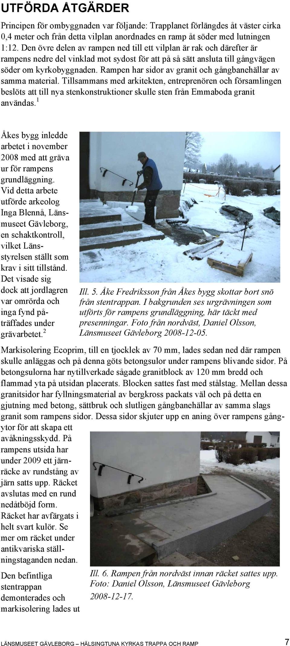 Rampen har sidor av granit och gångbanehällar av samma material.