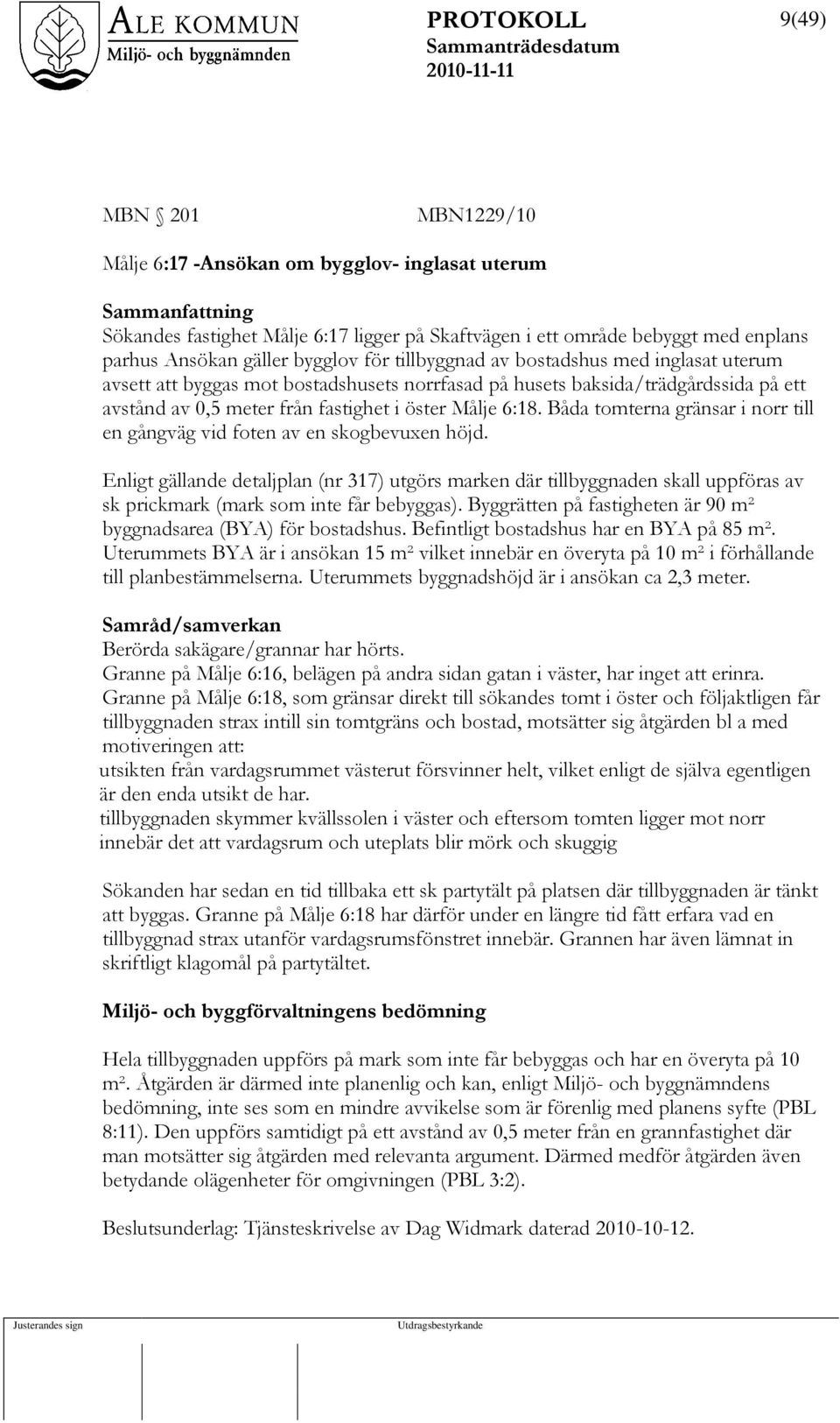 Båda tomterna gränsar i norr till en gångväg vid foten av en skogbevuxen höjd.