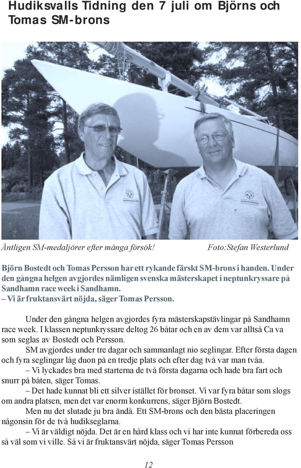 Under den gångna helgen avgjordes fyra mästerskapstävlingar på Sandhamn race week. I klassen neptunkryssare deltog 26 båtar och en av dem var alltså Ca va som seglas av Bostedt och Persson.