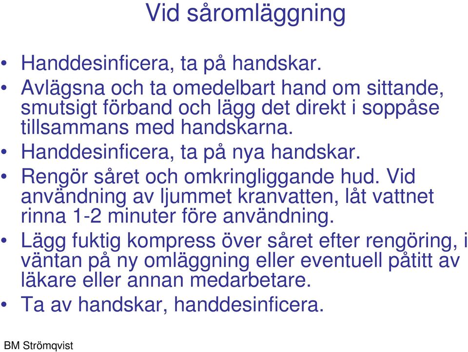 Handdesinficera, ta på nya handskar. Rengör såret och omkringliggande hud.