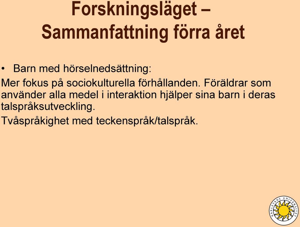 Föräldrar som använder alla medel i interaktion hjälper sina