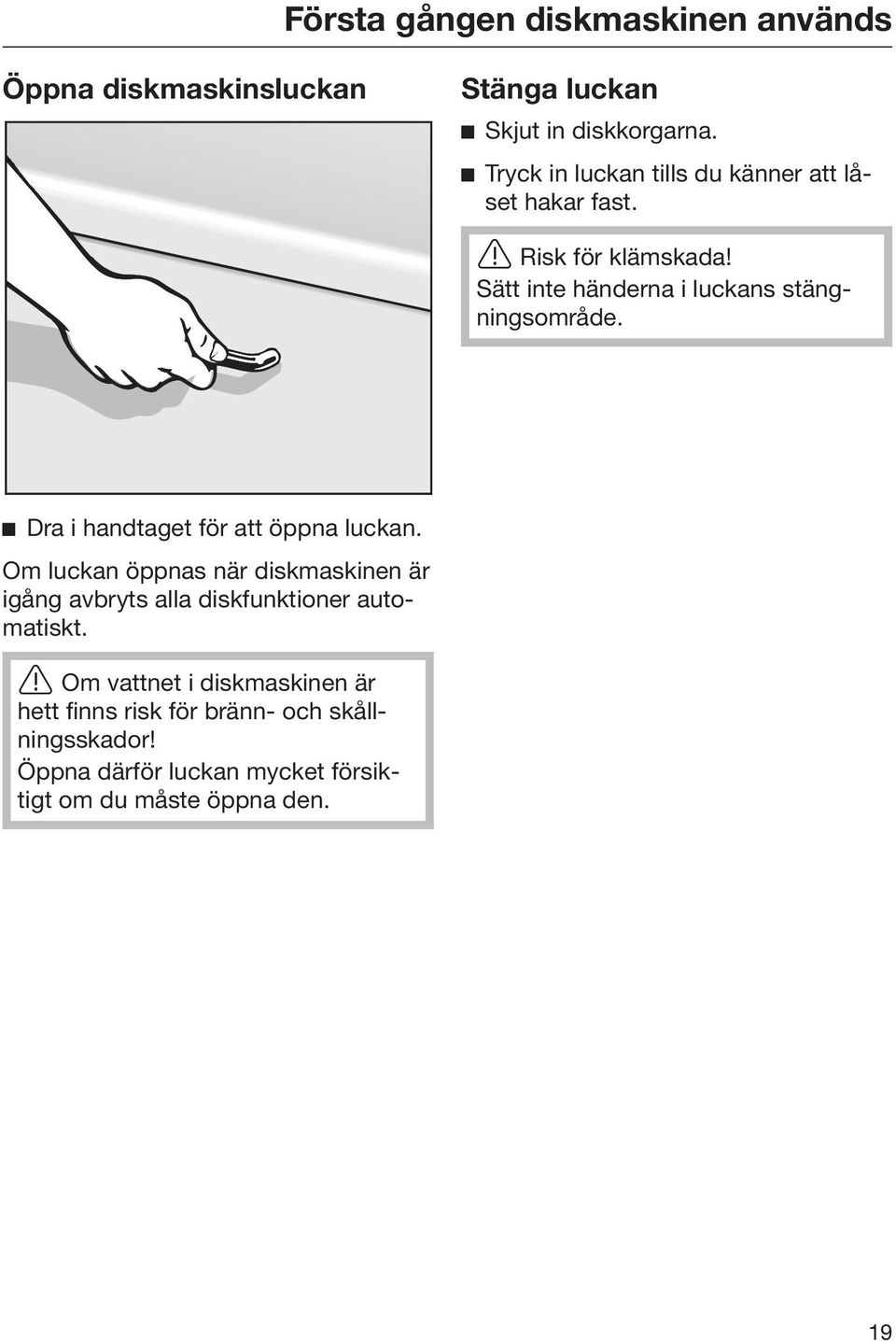 Dra i handtaget för att öppna luckan.