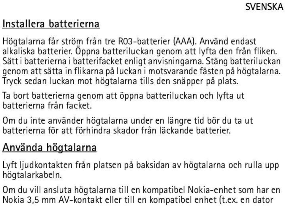 Tryck sedan luckan mot högtalarna tills den snäpper på plats. Ta bort batterierna genom att öppna batteriluckan och lyfta ut batterierna från facket.