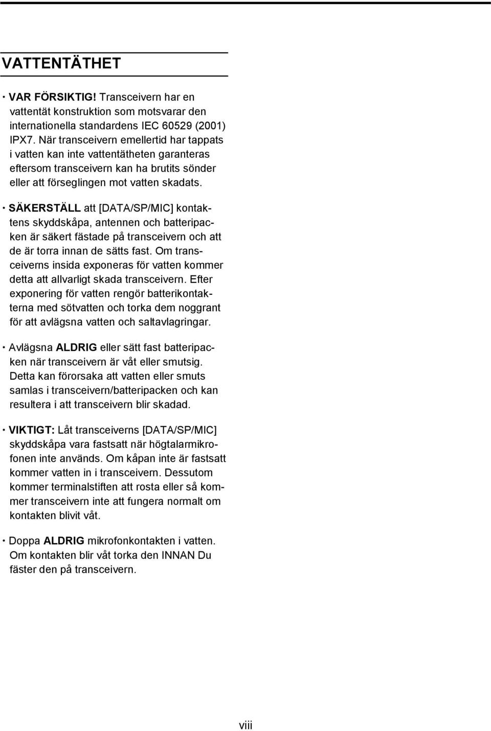 SÄKERSTÄLL att [DATA/SP/MIC] kontaktens skyddskåpa, antennen och batteripacken är säkert fästade på transceivern och att de är torra innan de sätts fast.
