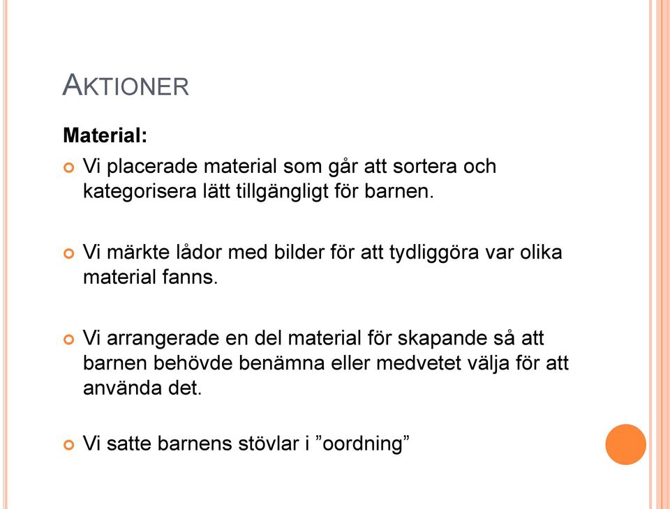 Vi märkte lådor med bilder för att tydliggöra var olika material fanns.