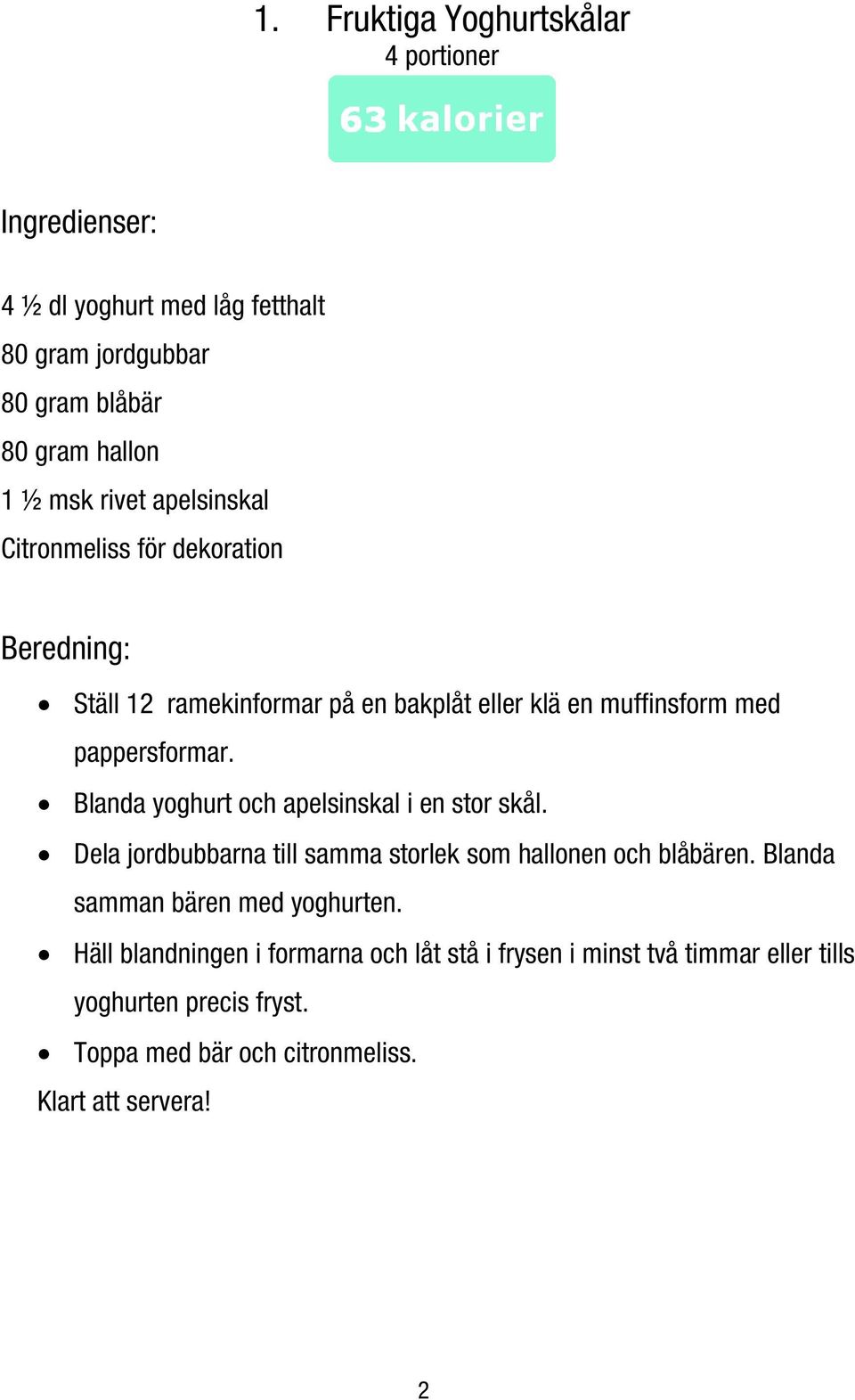 Blanda yoghurt och apelsinskal i en stor skål. Dela jordbubbarna till samma storlek som hallonen och blåbären.