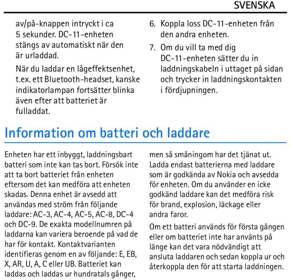 Om du vill ta med dig DC-11-enheten sätter du in laddningskabeln i uttaget på sidan och trycker in laddningskontakten i fördjupningen.