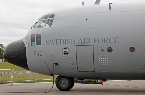 Flygvapnet Omorganisation Fem flygflottiljer ersätter tidigare basbataljoner (7:e, 16:e, 17:e, 21:a, hkp-fljen) Helikopterflottiljen innefattar tre skvadroner Sex stridsflygdivisioner En