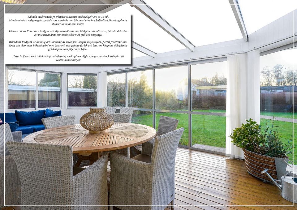 Uterum om ca 25 m² med trallgolv och skjutbara dörrar mot trädgård och solterrass, här blir det svårt att inte trivas årets sommarkvällar med grill och umgänge.